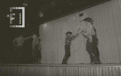 Espectáculo folklórico en el Teatro Municipal Pedro Barbero