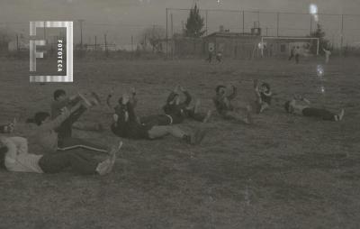 Niños entrenando en una cancha de fútbol