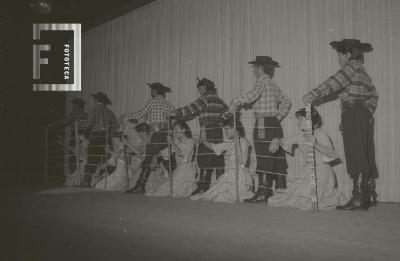 Espectáculo folklórico en el Teatro Municipal Pedro Barbero