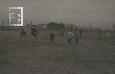 Niños entrenando en una cancha de fútbol