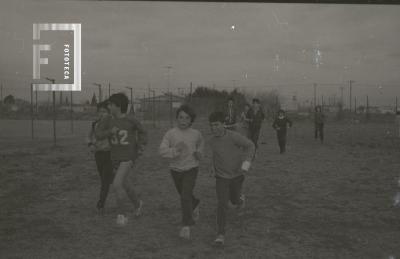 Niños entrenando en una cancha de fútbol