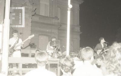 Espectáculo de rock en la Plaza Eduardo Costa