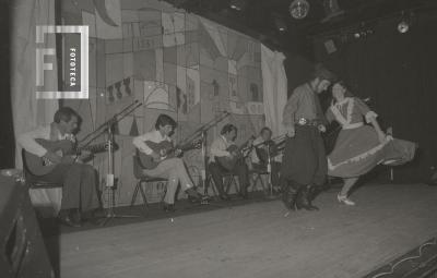 Folklore en el Teatro Municipal Pedro Barbero por el 9 de julio