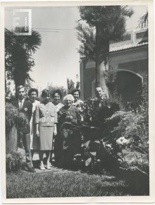 Retrato de familia en el jardín