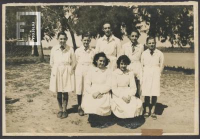 Retrato de alumnos en //La Granja// Río Paraná de las Palmas