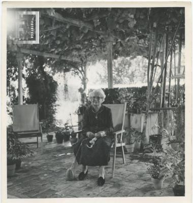 Abuela en el jardín