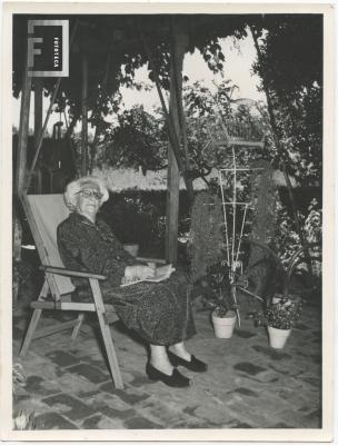 Abuela en el jardín