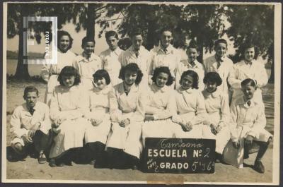 Retrato de alumnos en //La Granja// Río Paraná de las Palmas