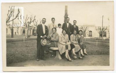 Retrato de jóvenes en plaza de Zárate