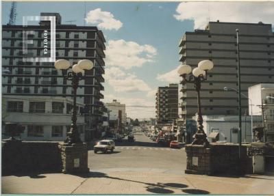 Vista de la Av. Rocca desde la Plaza Eduardo Costa