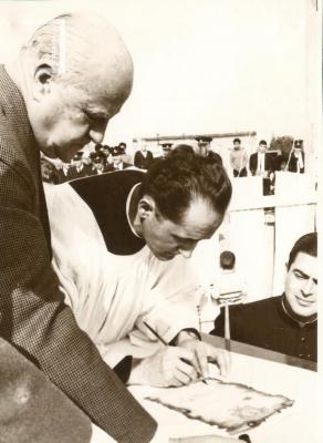 El Padre Bruno y el Profesor Russell en la colocación de la piedra fundamental de la Catedral