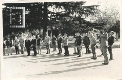 Izamiento de la bandera nacional en la plaza Eduardo Costa