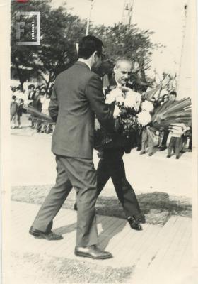 Homenaje al Gral. San Martín en la Plaza Eduardo Costa - Entrega de corona floral