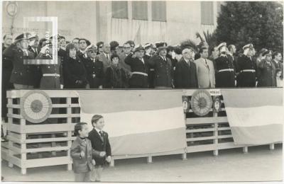 Acto de juramento de la bandera y desfile cívico militar en la Escuela Normal Eduardo Costa