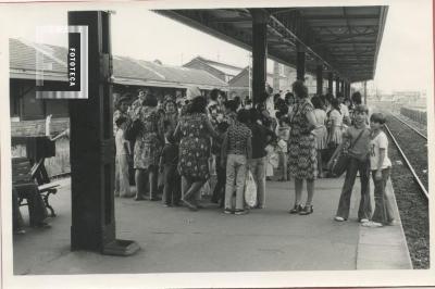 Grupo de niños en la estación de trenes nueva - Viaje educativo