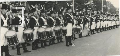 Acto de juramento de la bandera y desfile cívico militar en la Escuela Normal Eduardo Costa