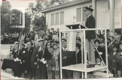 Acto de juramento de la bandera y desfile cívico militar en la Escuela Normal Eduardo Costa