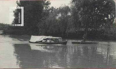 Balsa cruzando el canal Alem hacia el recreo //El Blondeau//