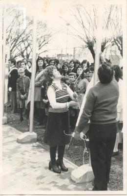 Inauguración del patio de las Américas en la Plaza Eduardo Costa - Izamiento de las banderas