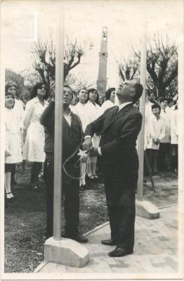Inauguración del patio de las Américas en la Plaza Eduardo Costa - Izamiento de las banderas