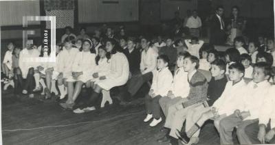 Docentes y alumnos de la Escuela Nº 28 de la isla