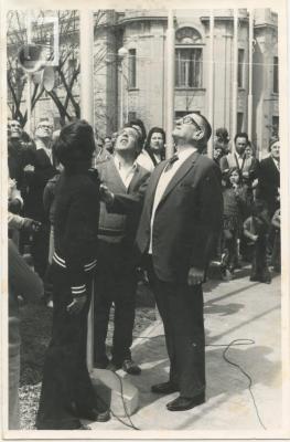 Inauguración del patio de las Américas en la Plaza Eduardo Costa - Izamiento de las banderas