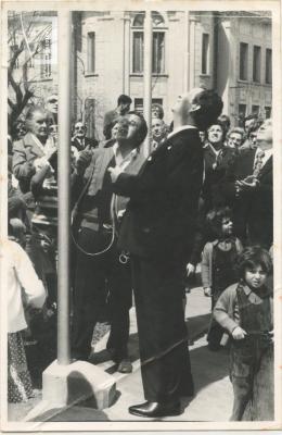 Inauguración del patio de las Américas en la Plaza Eduardo Costa - Izamiento de las banderas