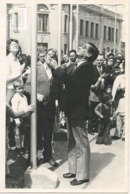 Inauguración del patio de las Américas en la Plaza Eduardo Costa - Izamiento de las banderas