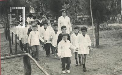 Docentes y alumnos de la Escuela Nº 28 de la isla