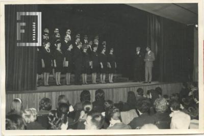 Presentación del coro de no videntes en el teatro Pedro Barbero