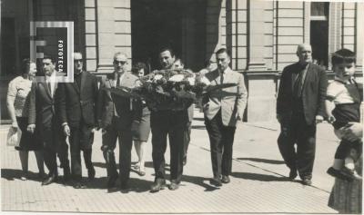 Grupo de hombres en un desfile de distintas ciudades