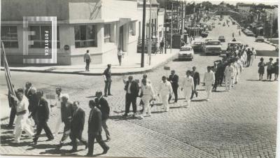 Grupo de hombres en un desfile de distintas ciudades