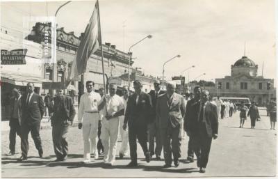 Grupo de hombres en un desfile de distintas ciudades