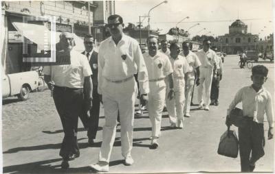 Grupo de hombres en un desfile de distintas ciudades