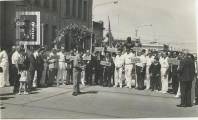 Grupo de hombres en un desfile de distintas ciudades