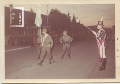 Desfile de granaderos sobre la Avenida Rivadavia