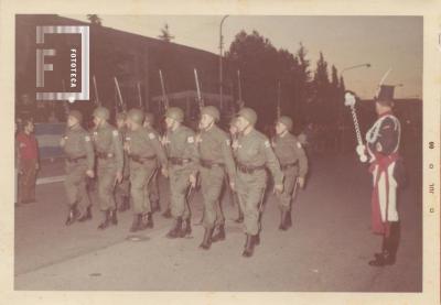 Desfile de granaderos sobre la Avenida Rivadavia