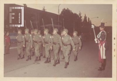 Desfile de granaderos sobre la Avenida Rivadavia