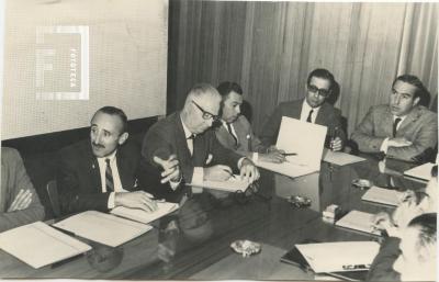Autoridades presentes en la reunión de sanidad ambiental
