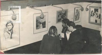 Público presente en muestra de arte en el salón Ronald Nash