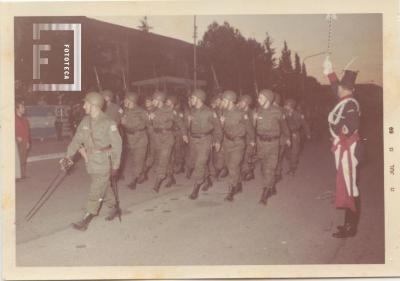 Desfile de granaderos sobre la Avenida Rivadavia