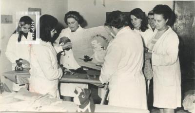 Mujeres en el taller municipal de confección de muñecos de tela