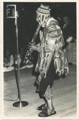 Artista de música folklórica tocando la flauta