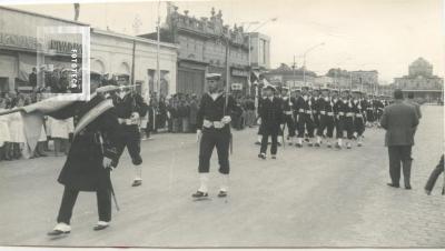 Desfile de Prefectura naval en la calle Real