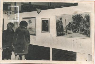 Público presente en muestra de arte en el salón Ronald Nash