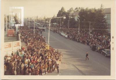 Desfile de granaderos sobre la Avenida Rivadavia