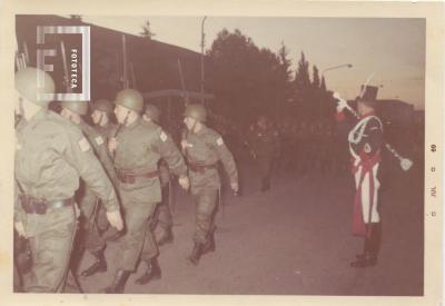 Desfile de granaderos sobre la Avenida Rivadavia