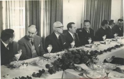 Autoridades en una cena en el Club Esso