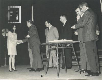 Entrega de certificados en la culminación del Ciclo Cultural