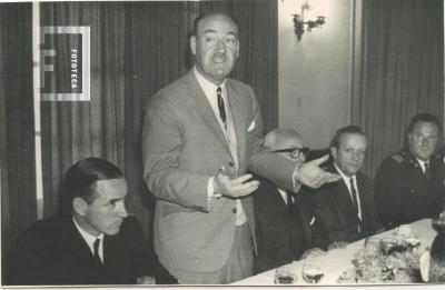 Autoridades en una cena en el Club Esso